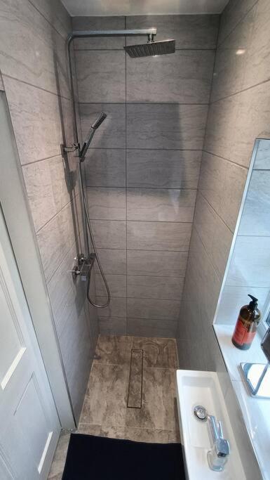Cntrl Reading Modernized 3 Bedroom House Екстер'єр фото